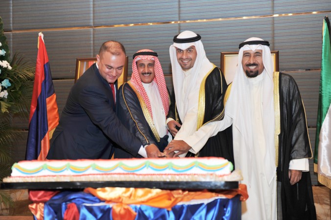 انس الصالح يشارك الشيخ دابراهيم الدعيج والشيخ علي الجابر والسفير الارميني قطع كعكة الاحتفال﻿