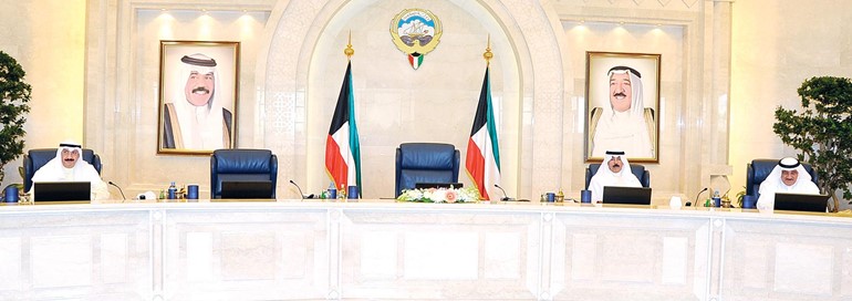 نائب رئيس الوزراء ووزير الداخلية الشيخ محمد الخالد مترئسا جلسة المجلس امس ويبدو الشيخ سالم العبدالعزيز ومصطفى الشمالي