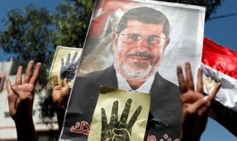 بالفيديو .. مدرس يطرد طلابًا رفعوا شعار رابعة