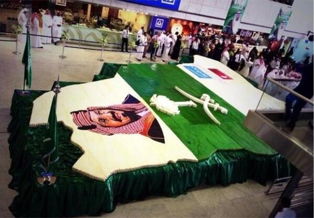 بالفيديو.. أكبر «كيكة» بالعالم احتفاء باليوم الوطني السعودي