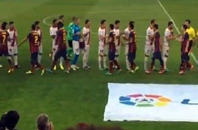 بالفيديو.. لاعب برشلوني سابق يرتكب فعل " غير أخلاقي " مع ميسي