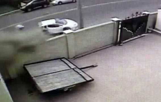 بالفيديو.. سيارة تنحرف عن الطريق وتصدم " لامبورغيني" وتقسمها لنصفين