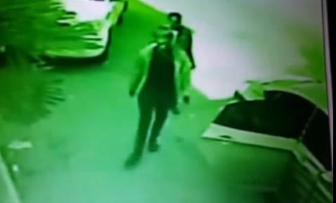 بالفيديو.. 4 لصوص يسرقون 55 ألف ريال من سيارة بـ "الرياض"