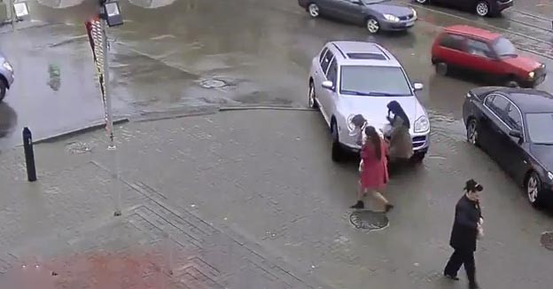 فيديو ممنوع لأصحاب القلوب الضعيفة: غباء امرأة اخطأت بين الفرامل ودواسة الوقود يؤدي لسحق فتاتين