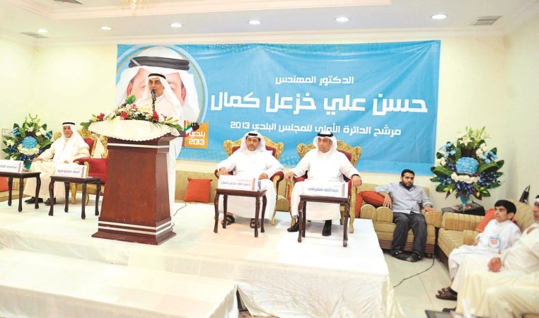 احمد لاري متحدثا ويبدو مرشح الدائرة الاولى لانتخابات البلدي دحسن كمال