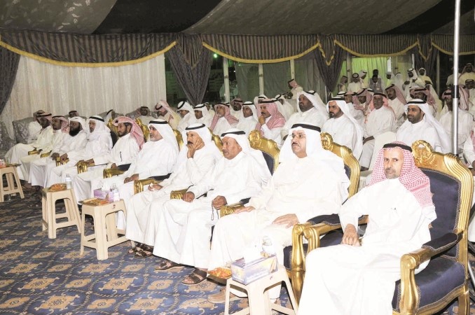 جاسم الرندي مع عدد من الحضور خلال متابعة الندوة