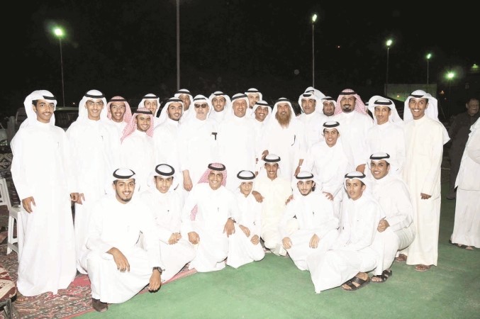 عادل الميع مع عدد من انصاره