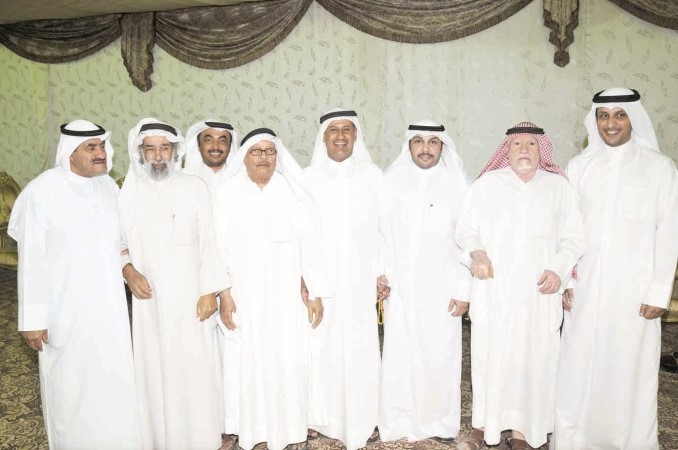 عدد من ابناء الدائرة العاشرة مع مرشحهم عادل الميع محمد خلوصي