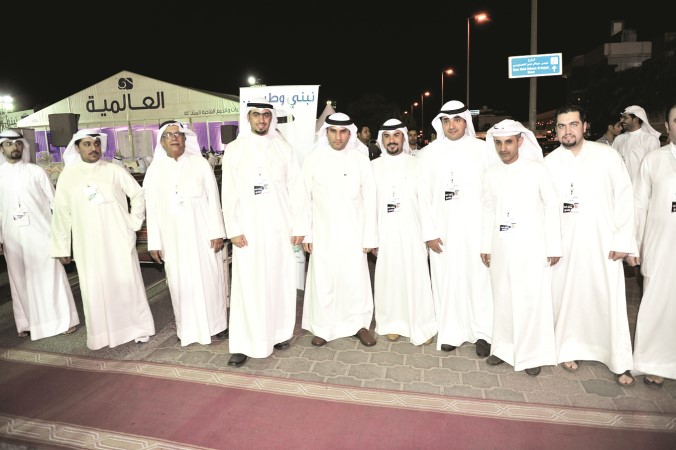 عبدالله الكندري مع عدد من اعضاء لجنته