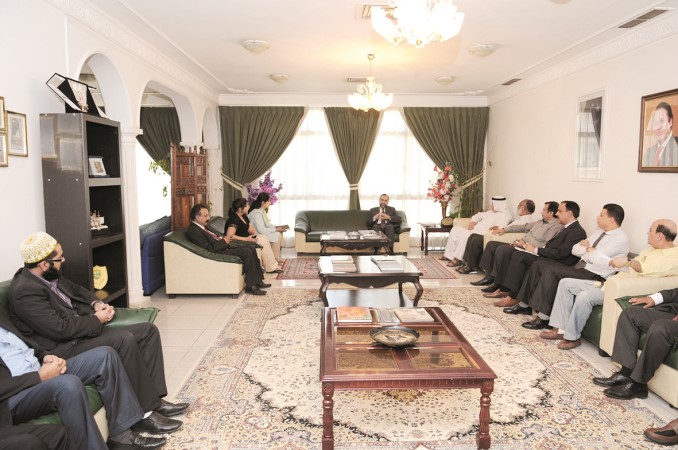 السفير الباكستاني اثناء حديثه مع الوفد الاعلامي والتجاري قاسم باشا