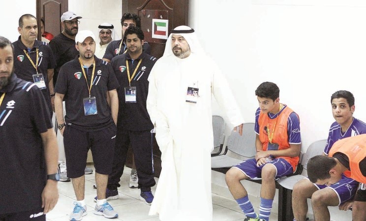 الشيخ دطلال الفهد خلال زيارته للاعبين