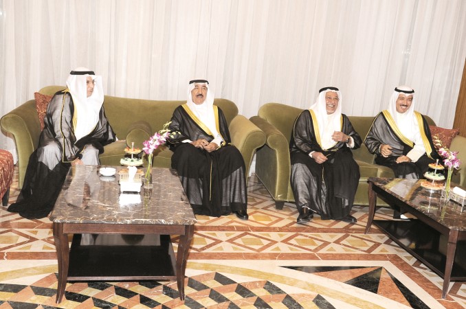 الشيخ جابر العبدالله متوسطا الشيخ خالد الجراح والشيخ علي الجراح
