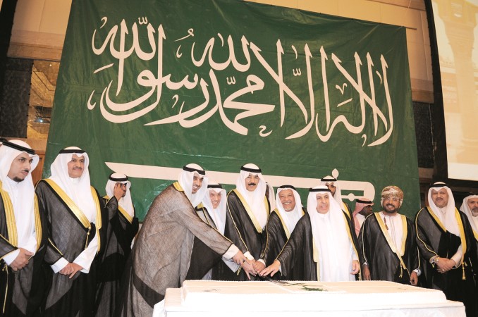 الشيخ خالد الجراح والشيخ محمد الخالد والشيخ محمد العبدالله والشيخ علي الجراح يشاركون السفير دعبدالعزيز الفايز قطع كيكة الاحتفال بحضور سفراء دول التعاون
