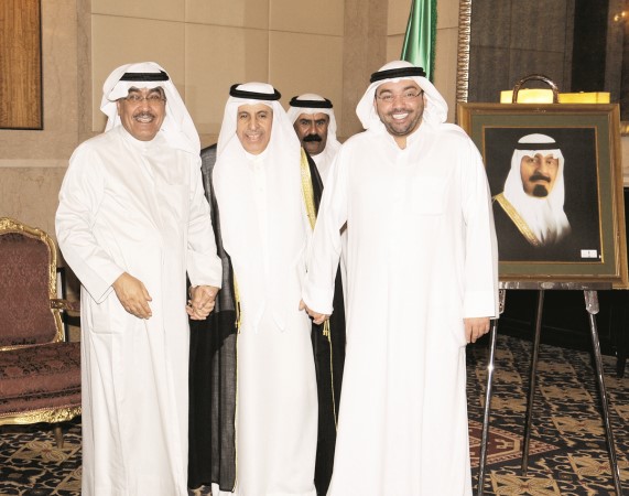 رئيس التحرير الزميل يوسف خالد المرزوق والزميل عدنان الراشد يهنئان
