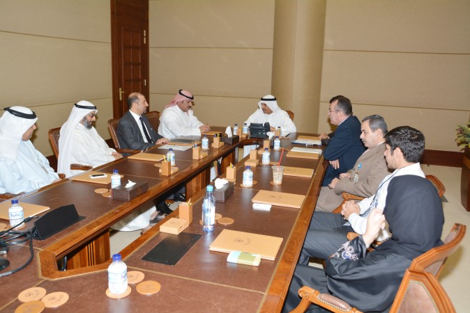 اسماعيل الغانم خلال اجتماعه مع الشيخ طلال الخالد