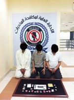 افراد التشكيل العصابي وامامهم كمية المخدرات المضبوطة 