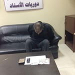 المتهم وامامه كمية المضبوطات