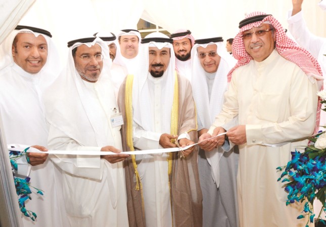 قص شريط افتتاح الفرع الجديد 