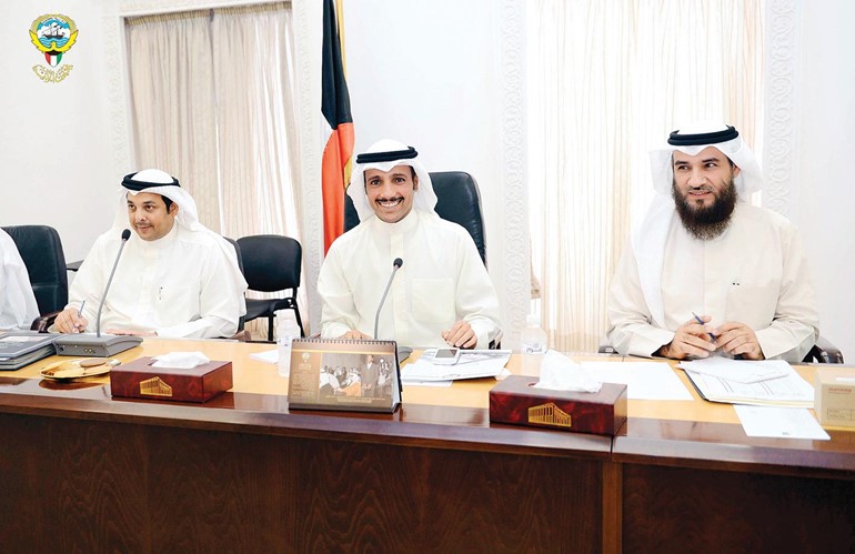 رئيس مجلس الامة مرزوق الغانم متوسطا يعقوب الصانع وعلام الكندري خلال الاجتماع التشاوري