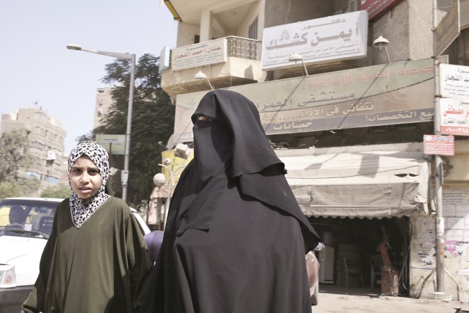 مصرية وابنتها تسيران امام مستشفى بالعمرانية تديرها الجمعية الطبية الاسلامية التابعة للاخوان المسلميناپ