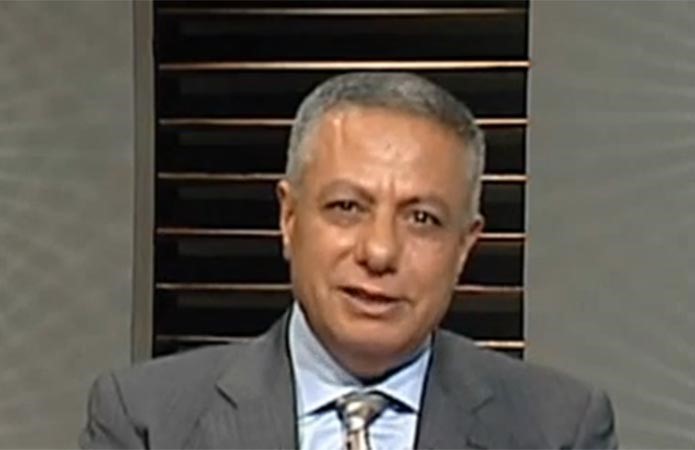 بالفيديو.. شاهد ماذا قال وزير التعليم المصري لزوجته على الهواء.. ومواقع التواصل تسخر!