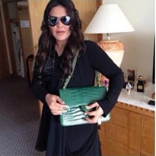 بالصور.. المعلمة أحلام بالعباءة بين جمهورها في سلطنة عمان