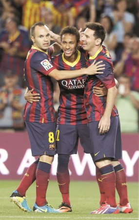 فرحة ثلالثي برشلونة ميسي ونيمار وانييستا بالفوز برباعية على سوسييدادرويترز