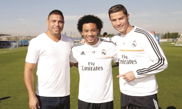البرازيلي رونالدو ومواطنه مارسيلو مع البرتغالي رونالدو في ريال مدريد