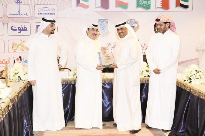 عبدالله عبدالرسول وعلي وحيدي يكرمان رئيس المركز الاعلامي الزميل مفرح الشمري﻿