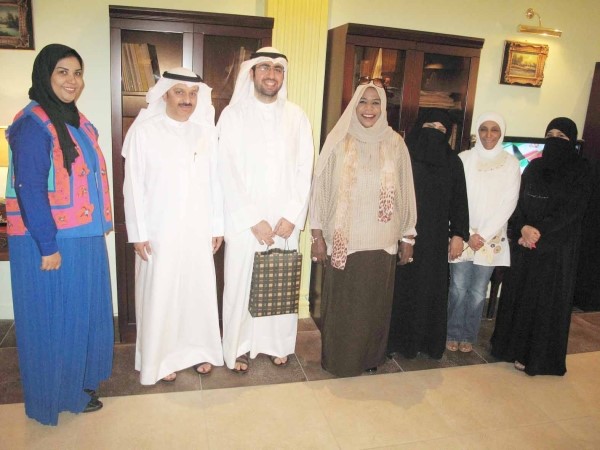لقطة تذكارية للدكتور ماجد العلي وهيا الدوسري مع المكرمين وموجهات الانشطة المدرسية﻿