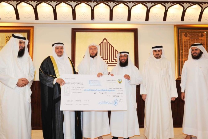 دعادل الفلاح مكرما احد الفائزين﻿