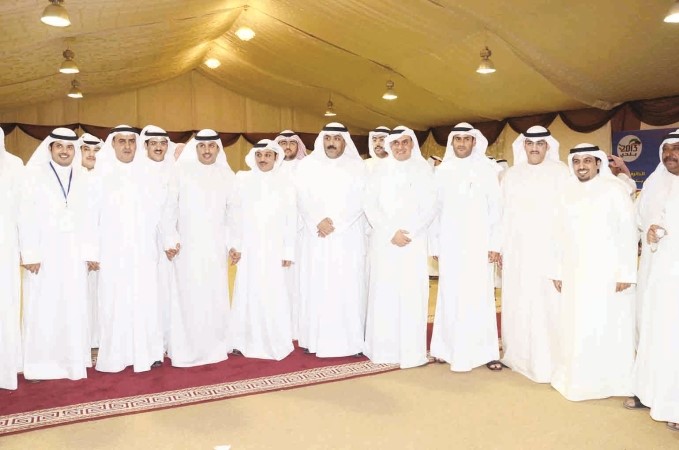 احمد البغيلي مستقبلا نايف السور وعددا من ابناء الدائرة السادسة خلال افتتاح مقره الانتخابي
