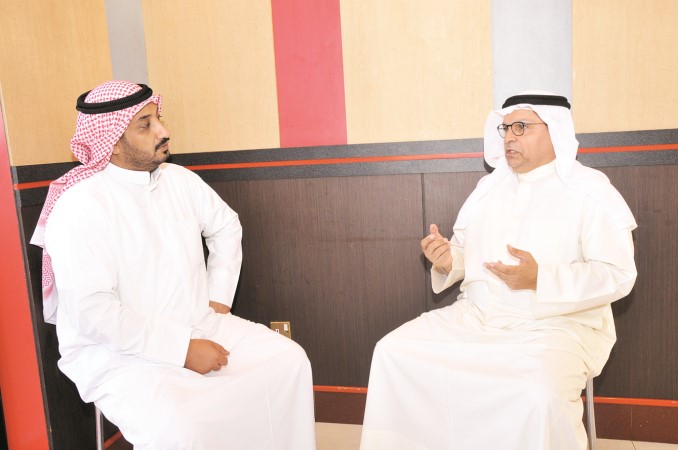 الشرهان متحدثا الى الزميل عادل الشنان محمد خلوصي