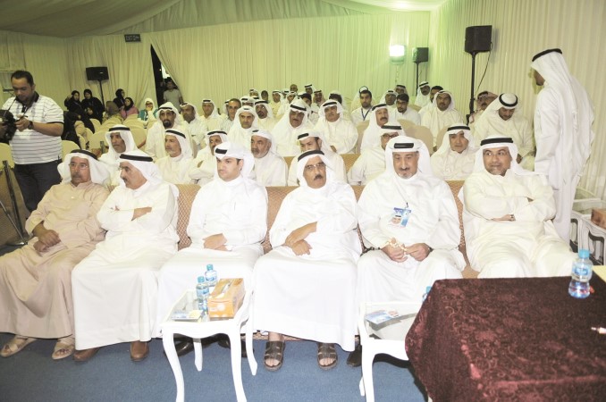 جانب من الحضور يتابعون حديث مرشحهم توفيق بوعليان سعود سالم