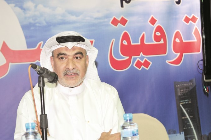 توفيق بوعليان متحدثا خلال الندوة