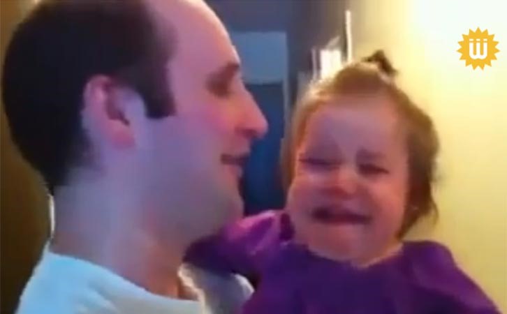 بالفيديو.. طفلة لم تعرف والدها بعدما حلق لحيته.. شاهد ردة فعلها الطريفة