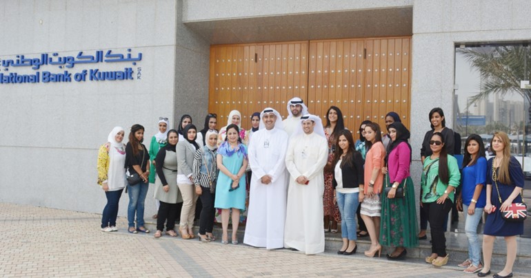 نائب مدير عام مجموعة الموارد البشرية في البنك عماد احمد العبلاني متوسطا المتدربين الجامعيين في برنامج الوطني السنوي للتدريب الميداني﻿