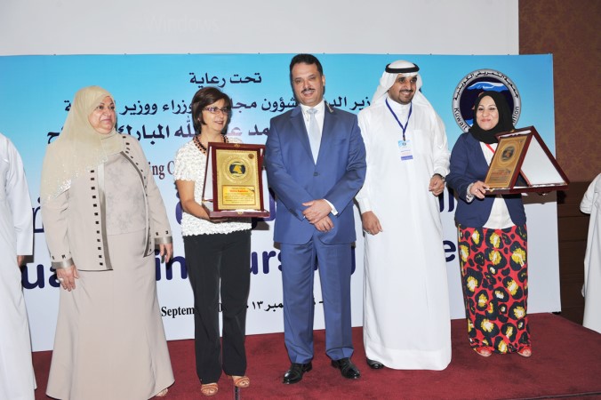 دجمال الحربي مكرما المشاركين في المؤتمر هاني عبدالله