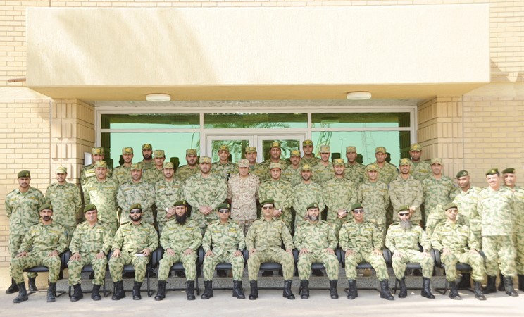العميد الركن نادر شيهان حجيل متوسطا المشاركين في الدورة