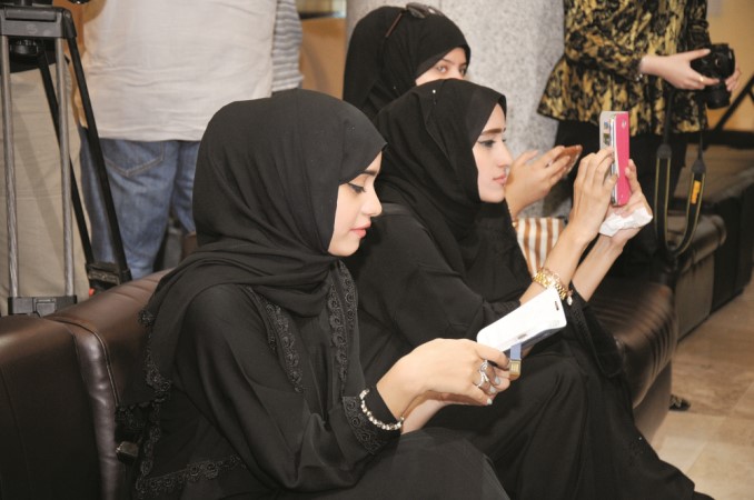 عدد من الطالبات في الجامعة يتابعن ويصورن الفهد في المحاضرة﻿