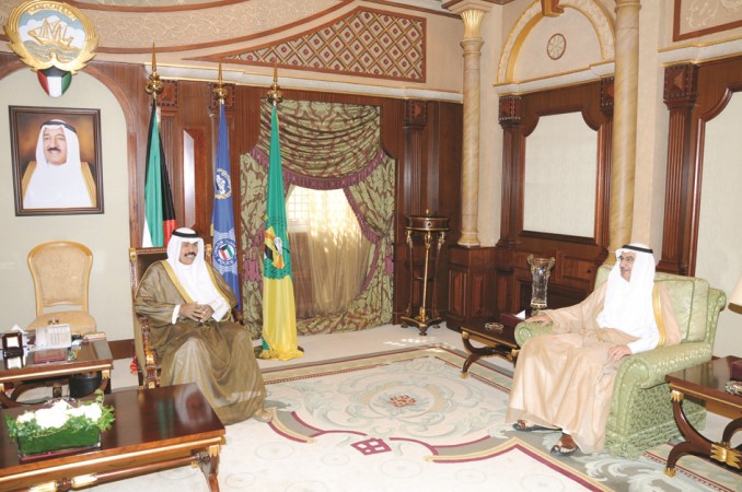 سمو نائب الامير وولي العهد الشيخ نواف الاحمد مستقبلا السفير رشيد الحمد﻿