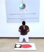 الوافد العربي وامامه الحبوب المخدرة