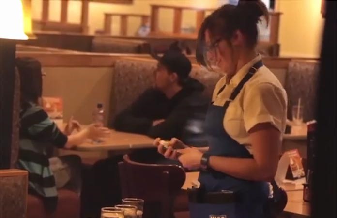 بالفيديو.. شاب يعطي «بقشيش» 200 دولار لعامل مطعم ويصور ردة فعله