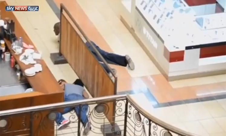 بالفيديو.. أم تحتضن طفلتها وتتظاهر بالموت لتنجو من مهاجمي نيروبي