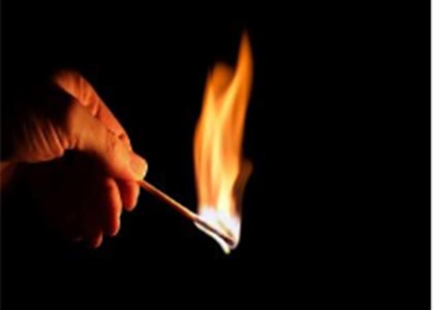 يابانية تحاول حرق زوجها فينقذها من الاختناق بالدخان