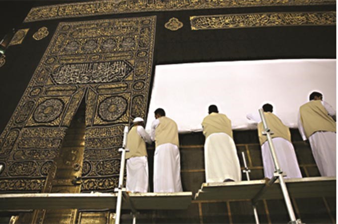 رئاسة الحرمين ترفع ثوب الكسوة منعاً للتبرك بها