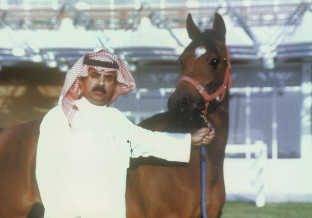 حيدر الهزاع ممسكا بالحصان﻿