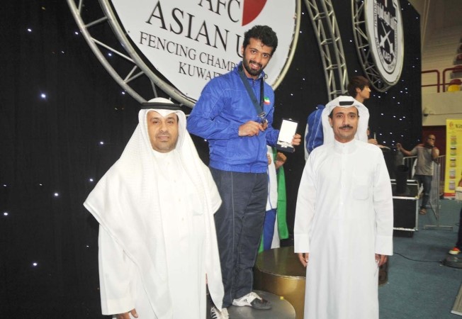 خالد الشملان على منصة التتويج محققا فضية السابر ﻿