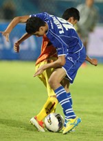 شبيب الخالدي يفتك الكرة من اللاعب البوتاني﻿