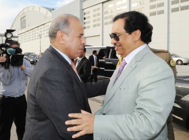  وسموه مصافحا احد مودعيه﻿